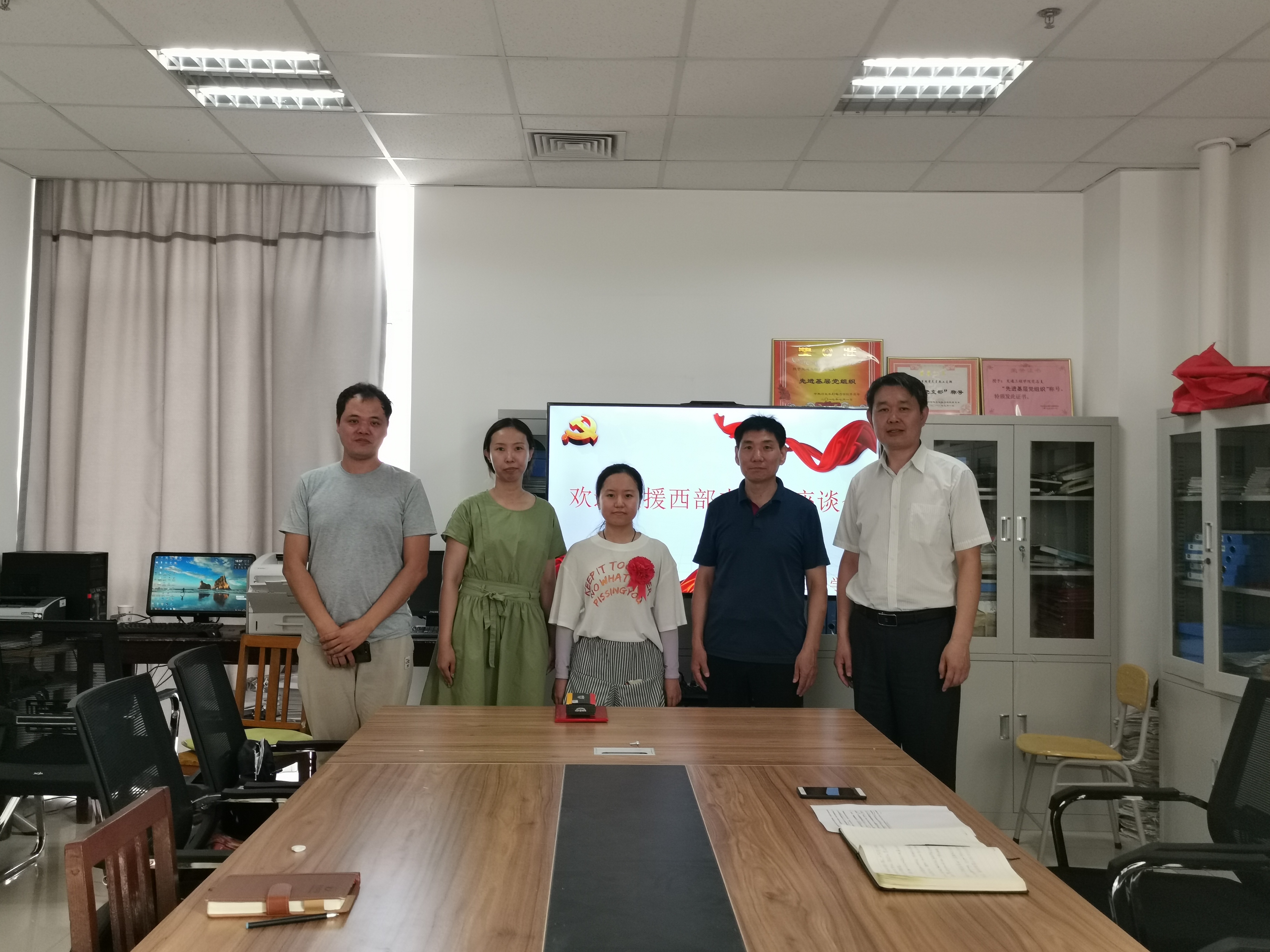支援西部志愿者图片.jpg 支援西部志愿者图片.jpg