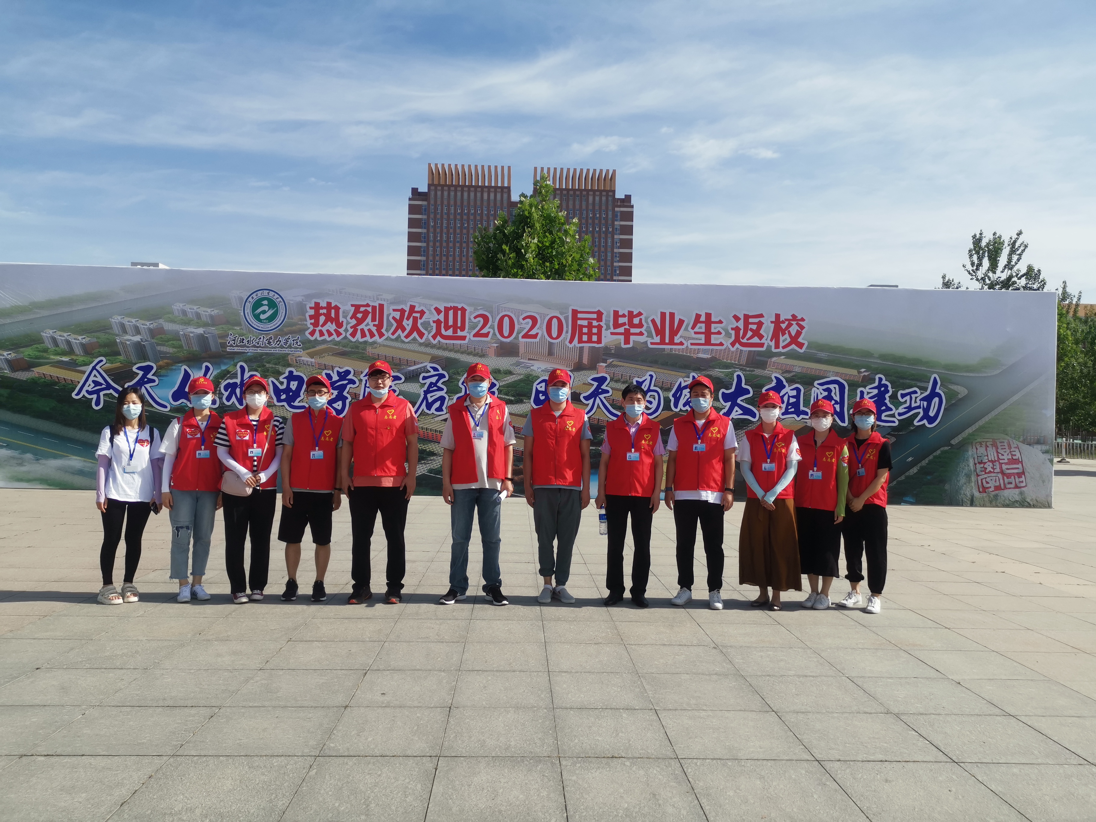 党员教师合影.jpg 党员教师合影.jpg